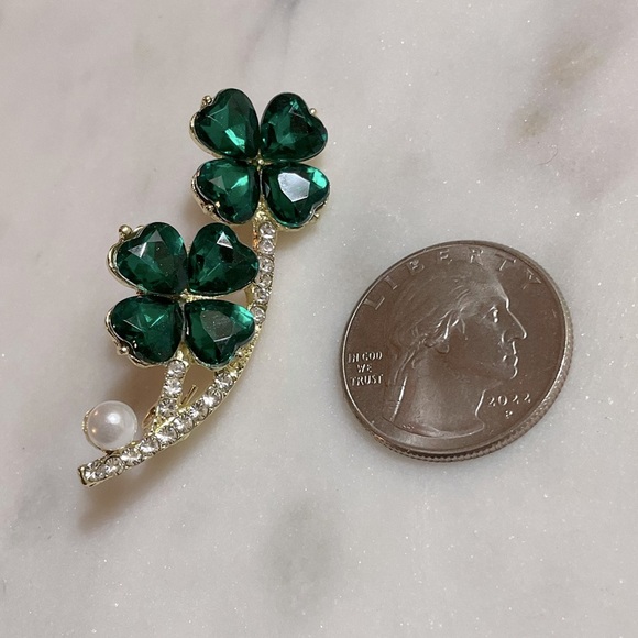 St. Patrick’s Day Clover Broach Pin - Picture 2 of 3